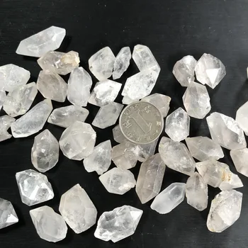 Fizinis Aiškiai Deimantų Kristalų Baltas Kvarcas Taškų Ramstis Skiltyje Nutraukta Lazdelė Pavyzdys Gydomųjų Mineralinių Reiki